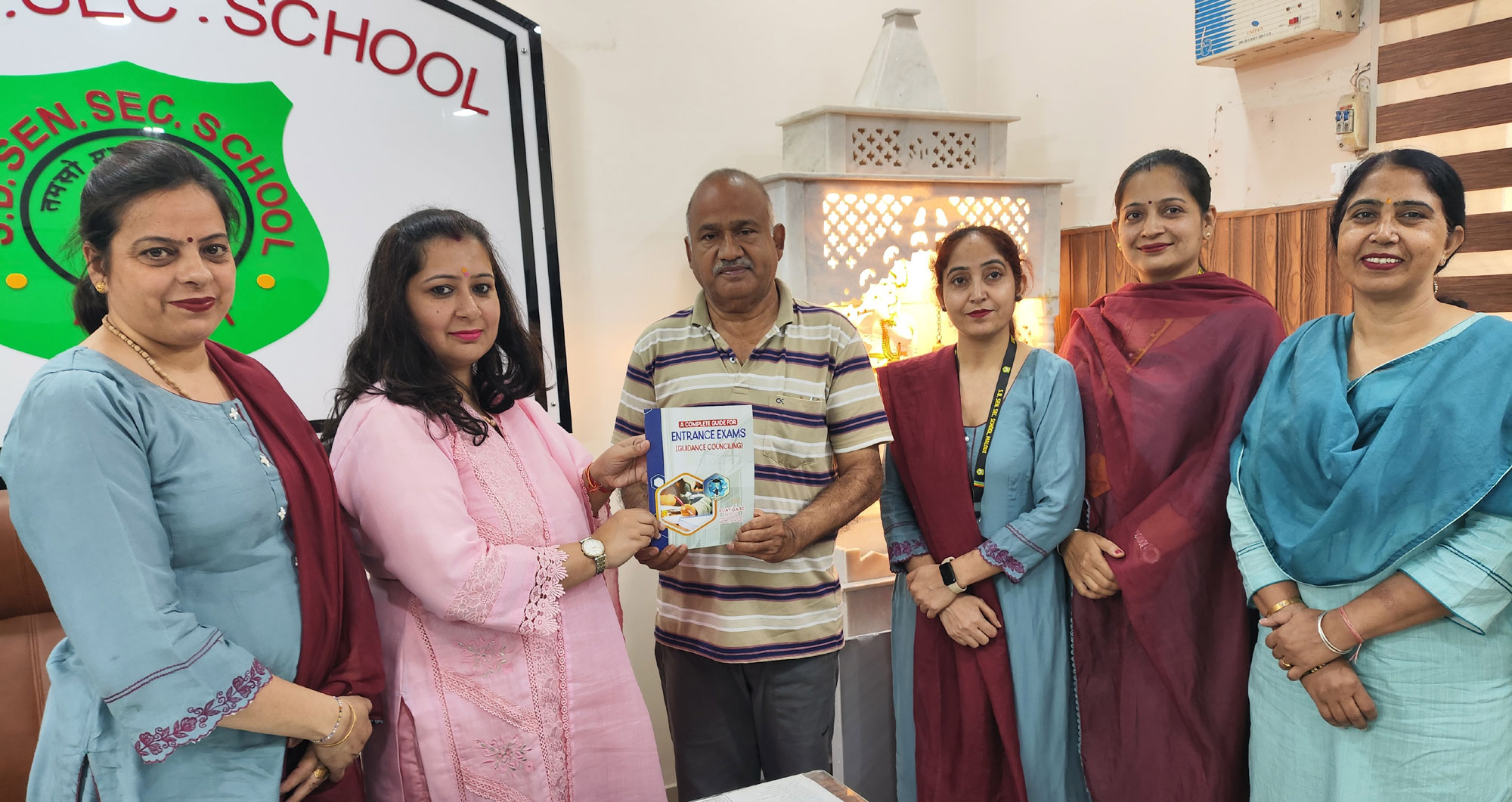 विजय गर्ग की पुस्तक "ए कम्प्लीट गाइड टू एंट्रेंस एग्जाम्स" का विमोचन प्राचार्या डॉ. नीरू बठला वाट्स ने किया